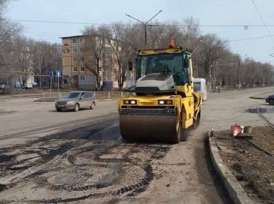 На 14 улицах Ульяновска дороги ремонтируют горячим асфальтом