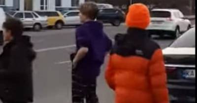 Опасные развлечения: в Черкассах дети перебегали дорогу перед авто и бросали бутылки под колеса (видео)