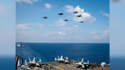 Американские моряки сняли на видео проход истребителей Су-30 над авианосцем ВМС США