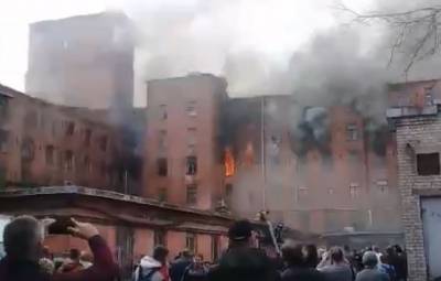 Из горящего здания Невской Мануфактуры в Петербурге эвакуировали 40 человек