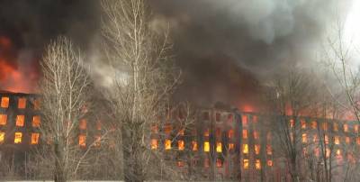 Крупный пожар охватил производственное здание «Невской мануфактуры» — видео