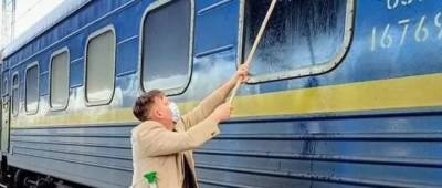 «Я бы просто закрыл «Укрзализныцю» и построил все заново», — датчанин, который помыл окно в поезде