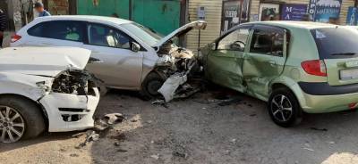 В Астрахани водитель Lada XRAY разбил четыре автомобиля
