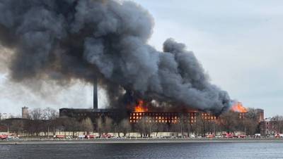 "Невская мануфактура" в огне: самое главное о мощнейшем пожаре в Петербурге