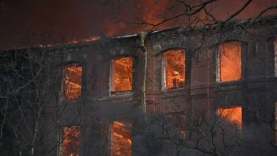 Появилось видео мощного пожара в здании Невской мануфактуры