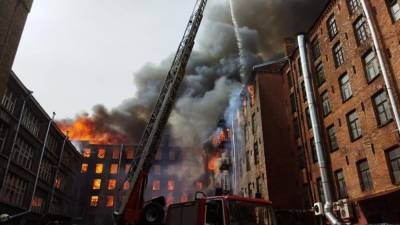 При тушении здания «Невской мануфактуры» погиб пожарный
