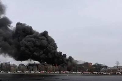 Пожарный погиб при тушении возгорания на фабрике в Санкт-Петербурге