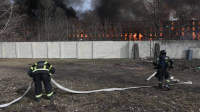 Пожар на Невской мануфактуре в Петербурге будут тушить с вертолета