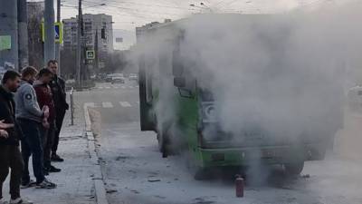 В Харькове на ходу загорелась маршрутка с пассажирами: видео