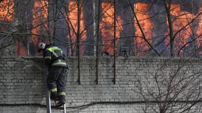 Мощный пожар в здании Невской Мануфактуры засняли на видео