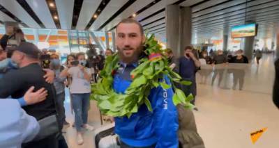 Армянских тяжелоатлетов встретили в ереванском аэропорту аплодисментами. Видео