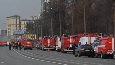 Спасатели покинули горящее здание Невской мануфактуры