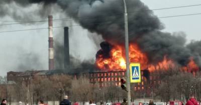 В Санкт-Петербурге горят 4 000 квадратных метров, погиб пожарный