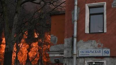 Крупный пожар на Невской мануфактуре спровоцировал транспортный коллапс