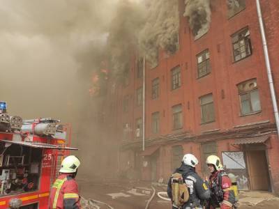 Пожар охватил четыре тысячи квадратных метров на Невской мануфактуре