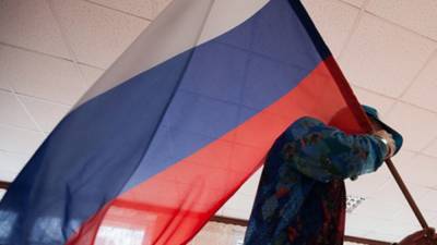 Активист в Славянске принес на заседание городского совета российский флаг