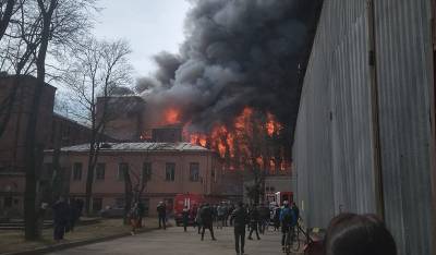 В Петербурге загорелся бизнес-центр «Невская мануфактура». Погиб один пожарный