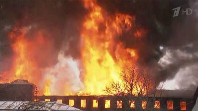 В Санкт-Петербурге тушат пожар в здании «Невской мануфактуры»