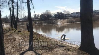 В Вологде дети решили покататься на льдине по реке