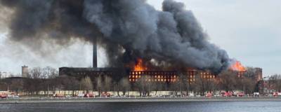 В пожаре в «Невской мануфактуре» в Петербурге погиб сотрудник МЧС