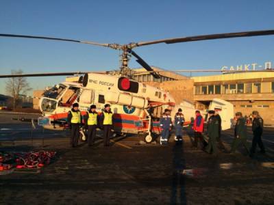 Помощь пришла с воздуха: вертолет МЧС начал тушить здание Невской мануфактуры