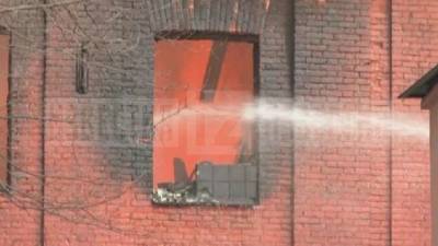 Пожар на «Невской мануфактуре»: огнем охвачены два здания, пожарных вывели