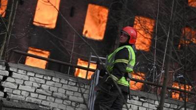 В горящем здании Невской мануфактуры начали раздаваться хлопки