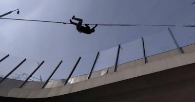 "Можно падать хоть головой вниз": калининградцы рассказали о тренировках на десятиметровой высоте (видео)