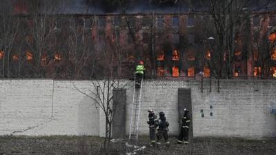 СК проводит проверку по факту пожара на фабрике «Невская мануфактура»
