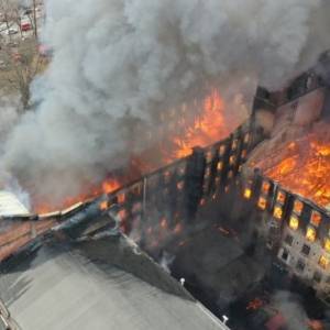 В центре Санкт-Петербурга горит бизнес-центр: один пожарный погиб. Фото. Видео