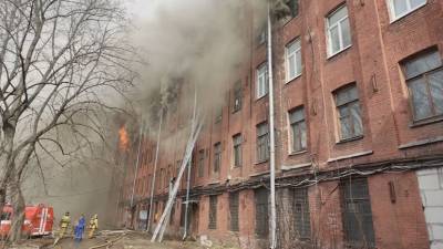 Площадь пожара на Невской мануфактуре возросла до 10 тысяч квадратных метров