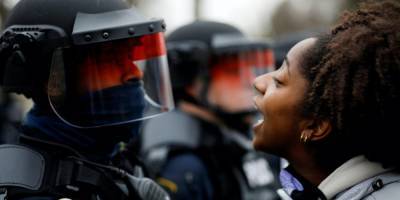 Полицейские машины забрасывали камнями. В США сотрудник полиции застрелил афроамериканца, начались протесты — фото - nv.ua - США - шт. Миннесота