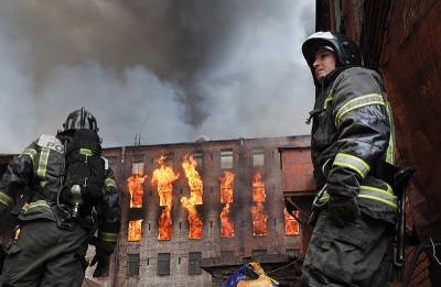 Пожарных эвакуировали из горящего здания "Невской мануфактуры"
