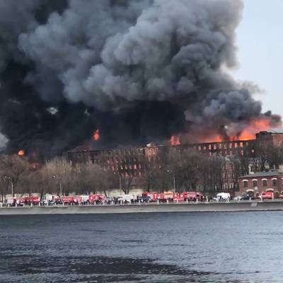 Пожарный погиб при тушении возгорания в здании Невской мануфактуры в Петербурге
