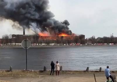 В Петербурге загорелась Невская мануфактура, погиб пожарный