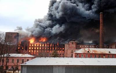 В центре Санкт-Петербурга масштабный пожар, горит бизнес-центр