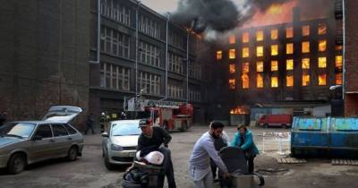 В Петербурге вспыхнул крупный пожар: привлекли 112 спасателей, есть пострадавшие и погибший (фото, видео)