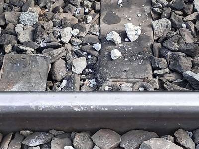 Южноуральские подростки развлекались, кладя камни на рельсы перед поездом