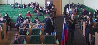 В Славянске на заседание городского совета принесли флаг России