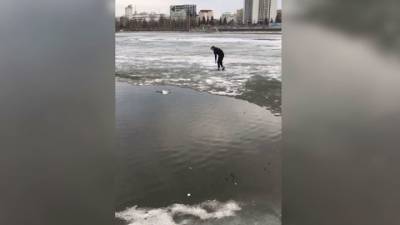 В Екатеринбурге прохожие спасли девочку, провалившуюся под лед