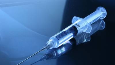В России внесут инъекцию от коронавируса в список профилактических прививок