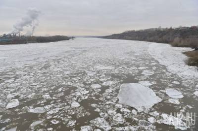 Двое подростков оказались на льдине в Новокузнецке