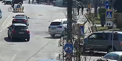 В Киеве на Вышгородской женщина-водитель из-за звукового сигнала протаранила заграждение и свалила дерево - видео - ТЕЛЕГРАФ