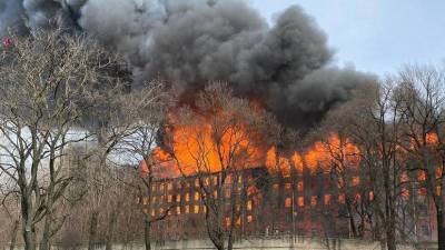 В Санкт-Петербурге горит здание «Невской мануфактуры»