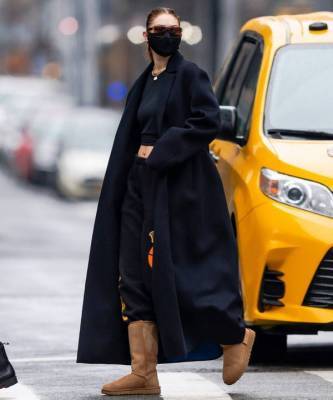 Как выглядит идеальное черное пальто, без которого невозможно представить базовый гардероб? Показывает Джиджи Хадид