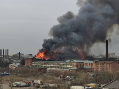 При тушении пожара на "Невской мануфактуре" погиб пожарный