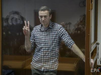 Объявившему голодовку Навальному в колонии угрожают принудительным кормлением