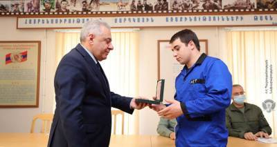 Министр обороны Армении вручил медали находящимся в госпитале военным