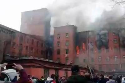 При пожаре на Невской мануфактуре погиб командир пожарных