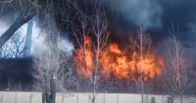 Огнем охватило все этажи: в России полыхает крупная фабрика, есть жертвы